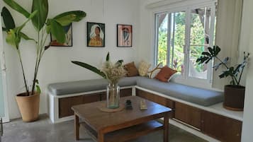 Quarto conforto, varanda, vista para o jardim | Área de estar