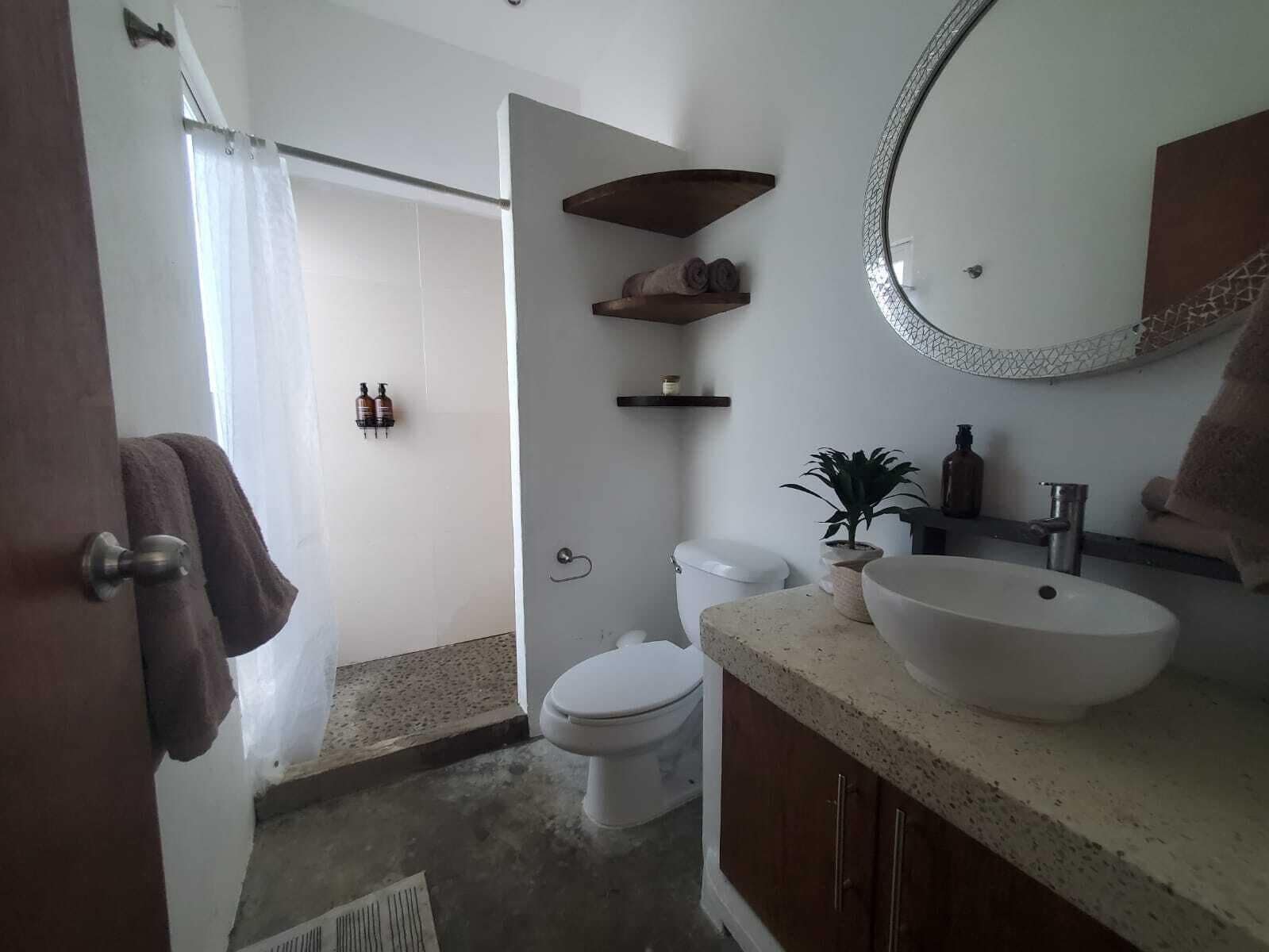 Chambre Confort, patio, vue sur le jardin | Salle de bain