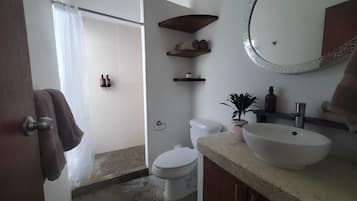 Quarto conforto, varanda, vista para o jardim | Banheiro