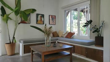 Quarto conforto, varanda, vista para o jardim | Área de estar