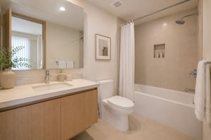 Ein modernes Badezimmer mit Waschbecken, Toilette und Duschbereich.