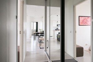 A modern interior with a dining area, kitchen, and living space. - Casa Lutakko - Lakeview 2BR with Balcony (Jyväskylä)