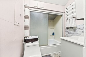 Un baño con bañera, ducha e inodoro.