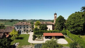 Ein Wohngebiet mit einem großen Gebäude, einem Turm und einer überdachten Garage.