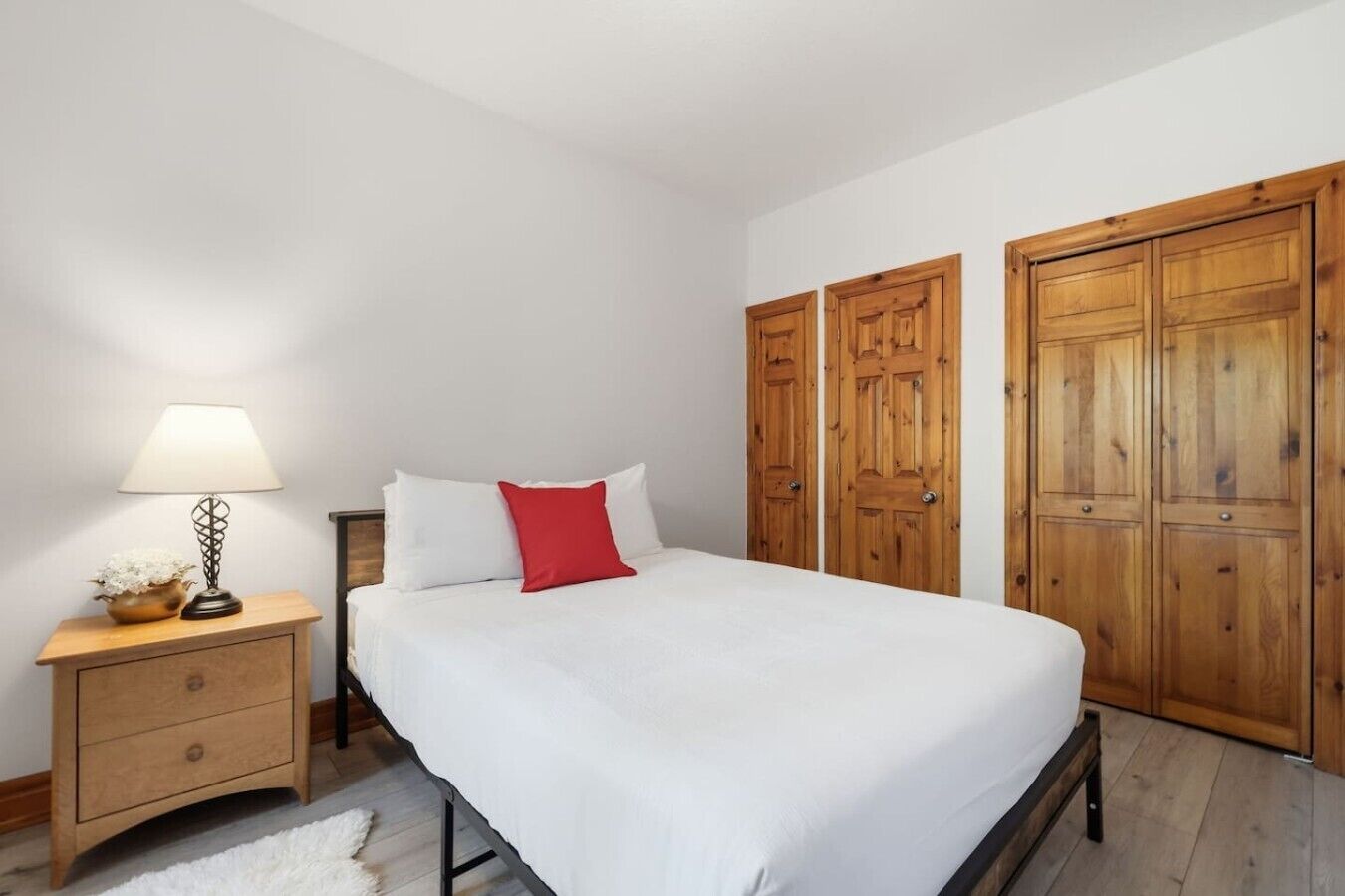 Tabla de planchar con plancha, wifi, ropa de cama