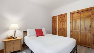 Tabla de planchar con plancha, wifi, ropa de cama