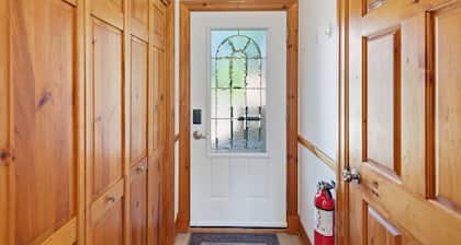Charming Snowbridge Condo with Summer Pool