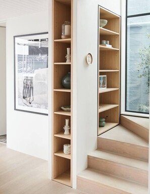Eine Treppe mit integrierten Regalen, gefüllt mit verschiedenen Dekorationsobjekten.