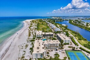 A coastal resort with beachfront properties, a swimming pool, and tennis courts. - 🐬🐬🐬Beautiful BeachSide at Sea Oats🐬🐬🐬Steps to the Gulf Beach⛱️Sleeps 6🏝️ (Boca Grande)