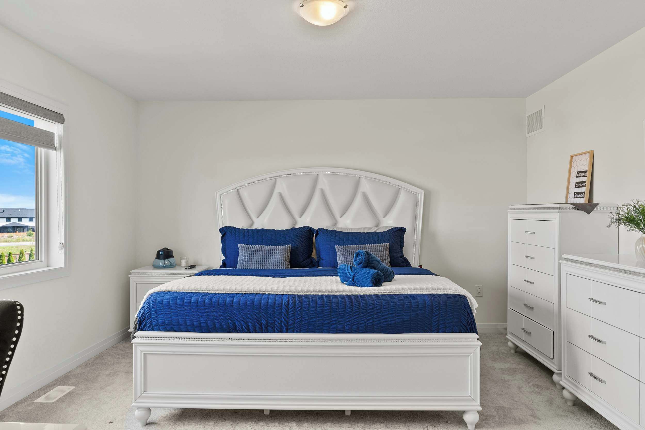 6 bedrooms, desk, WiFi, bed sheets