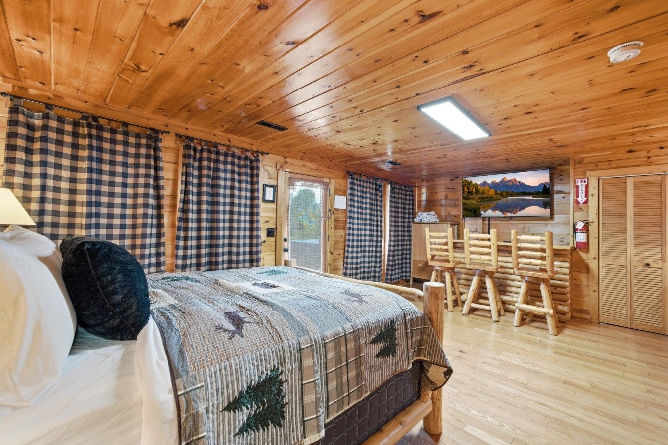 5 bedrooms, iron/ironing board, WiFi, bed sheets