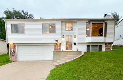 EV charger modern 4 bedroom, 3 Bathroom house in great neighborhood Cedar Rapids