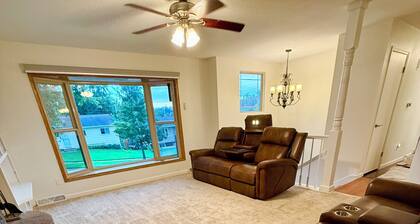 EV charger modern 4 bedroom, 3 Bathroom house in great neighborhood Cedar Rapids