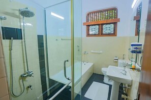 Superior Double Room, Patio, Garden View | Bathroom - Royal Eco Lodge Kandy (Kandy)