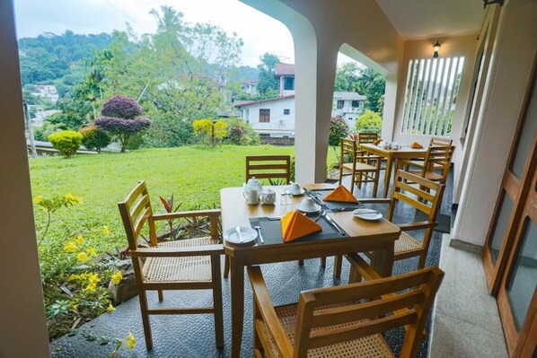 Outdoor dining - Royal Eco Lodge Kandy (Kandy)