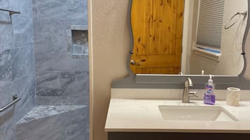 Douche, sèche-cheveux, serviettes fournies, savon