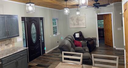 Cozy 1-bedroom country cottage just 15 minutes from downtown Fayetteville