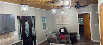 Cozy 1-bedroom country cottage just 15 minutes from downtown Fayetteville