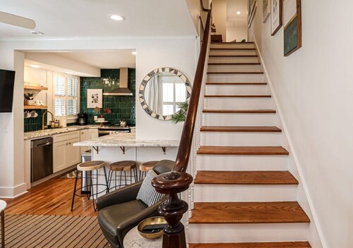 Midnight Carriage – Restored 3BR Retreat with Courtyard Setting