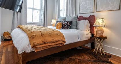 Midnight Carriage – Restored 3BR Retreat with Courtyard Setting