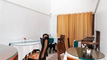 Deluxe Double Room | Dining