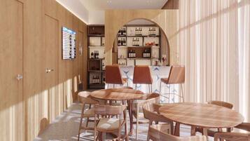 Un interior moderno con una pared de madera, una zona de bar con estantes llenos de botellas y un espacio de estar con mesas y sillas redondas.