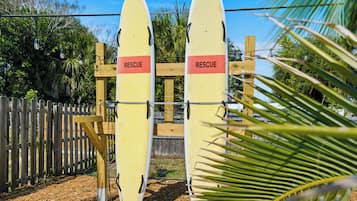 Deux planches de sauvetage jaunes, sur lesquelles est écrit le mot « SAUVETAGE », sont fixées à une structure en bois, avec une clôture en arrière-plan.