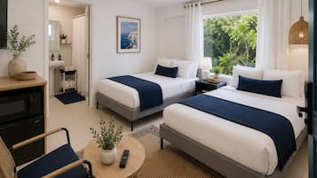 Habitación de hotel con dos camas, un escritorio, una silla, una mesita con una planta y una ventana con cortinas.