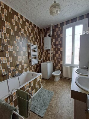 Bathroom - Vrbo Property (Le mans)