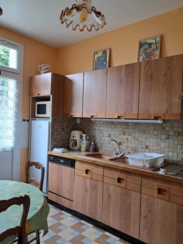 Private kitchen - Vrbo Property (Le mans)