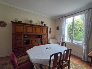 Dining - Vrbo Property (Le mans)