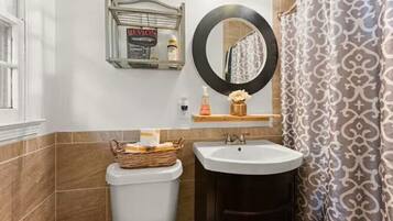 Sèche-cheveux, bidet, serviettes fournies, savon
