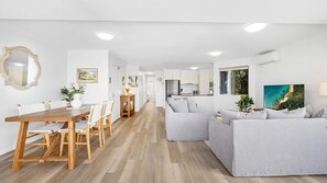 Un intérieur moderne comprenant un coin repas, un salon et une cuisine.