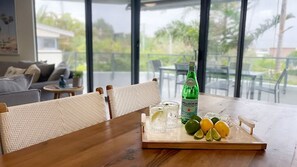 Ett matbord med en flaska Pellegrino-vatten, glas och limeklyftor.