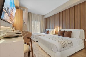 Une chambre d’hôtel avec un lit, un bureau et une chaise, une télévision et une fenêtre avec des rideaux.