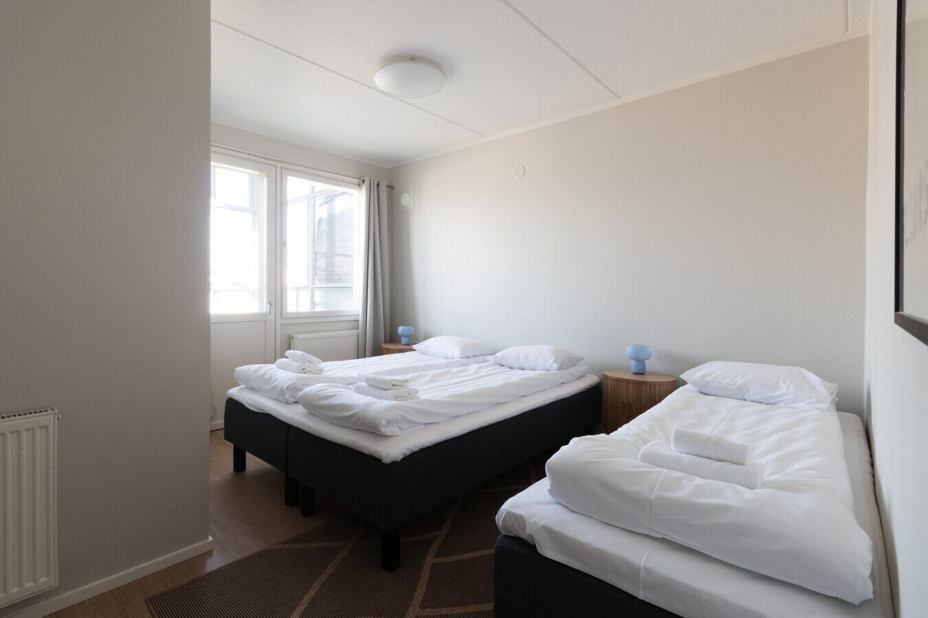 Desk, travel cot, WiFi, bed sheets