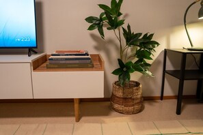 Ein Zimmer mit einem Flachbildfernseher, der eine Temperatur von 3 Grad und die Uhrzeit 14:23 anzeigt.