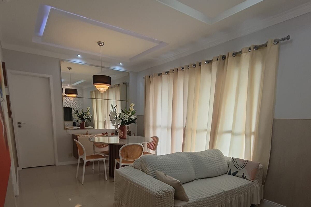 Un dormitorio moderno con una cama grande, un comedor y un baño.