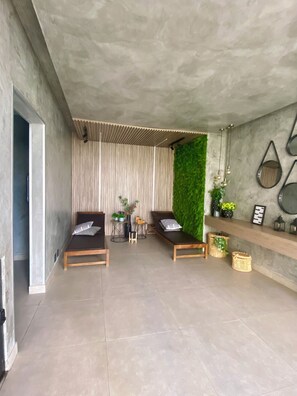 A modern living area with two sofas, a small table, and a green wall. - 2802 Parc Apto 3 qtos Luxo com Garagem (Belém)