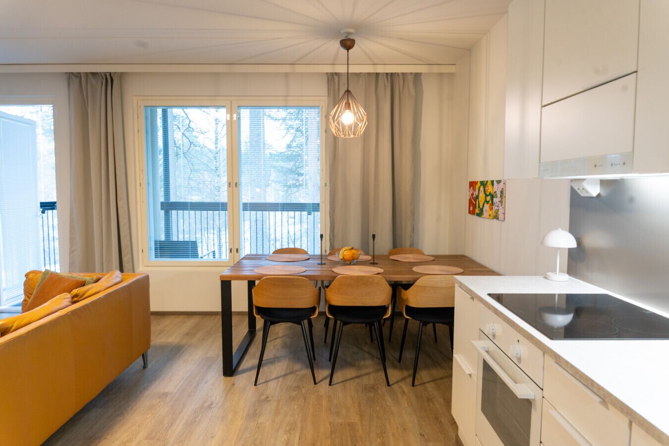 Kahvin-/teenkeitin, jääkaappi, mikroaaltouuni, uuni