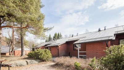 Large renovated townhouse with sauna and patio