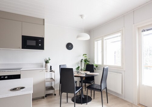 Large renovated townhouse with sauna and patio