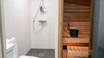 Kylpyhuone, jossa on wc, suihku ja sauna.