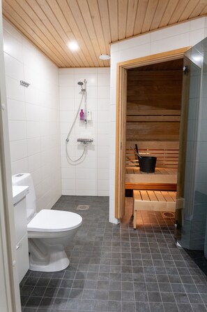 Kylpyhuone, jossa on wc, suihku ja sauna.