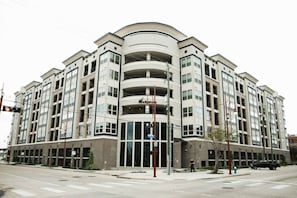 A multi-story residential building with a curved facade, large windows, and a central entrance. - Downtown Houston Skyline Stay, Steps to Daikin Park F (Houston)