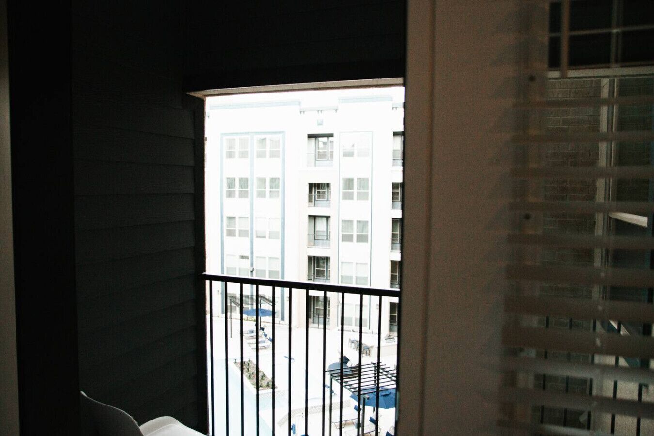 Ein Balkon mit Blick auf ein mehrstöckiges Gebäude.