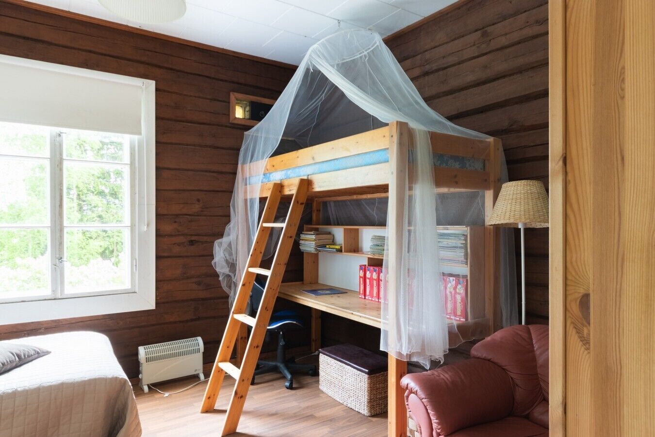 Desk, iron/ironing board, WiFi, bed sheets