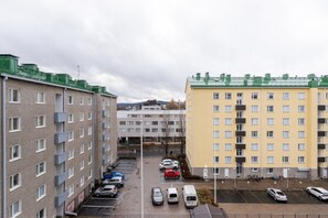 A multi-story parking garage with several cars parked, surrounded by residential buildings with balconies. - Family apartment with great views of Jyväskylä city (Jyväskylä)
