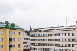 Ein mehrstöckiges Gebäude mit flachem Dach, großen Fenstern und einer sichtbaren Antenne.