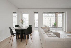 The loft-like layout combines the living room, kitchen & dining room - Family apartment with great views of Jyväskylä city (Jyväskylä)
